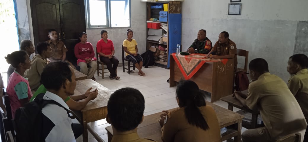Babinsa Koramil 05/Kolang, Serka Agus Triono bersama Aparat Desa memediasi perselisihan Pihak SDN 155682 Satahi Nauli 2 dengan warga.