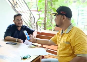 Kuasa hukum 12 karyawan yang dimutasi (kiri baju hitam) saat memberikan penjelasan.