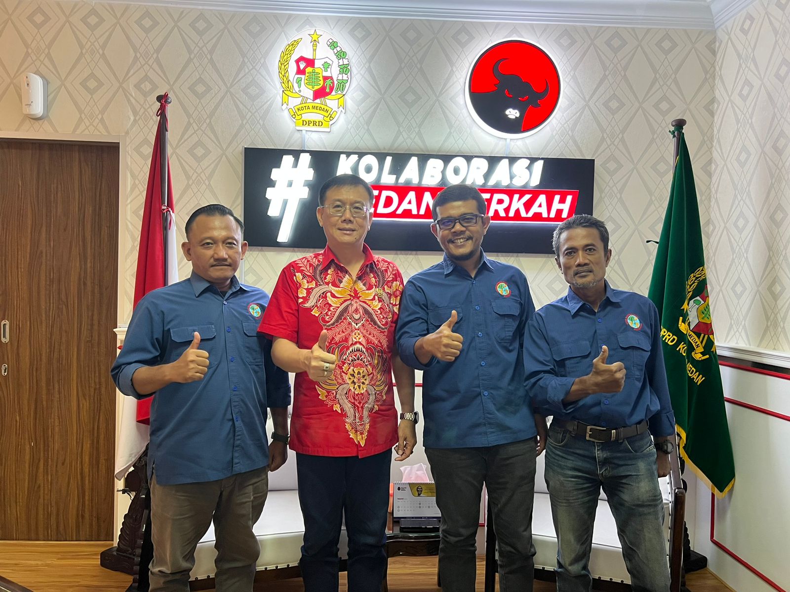 Ketua DPRD Kota Medan Hasyim SE (baju merah) diabadikan bersama Ketua PW IWO Sumut Teuku Yudhistira, S.Ikom (dua dari kanan) didampingi Sekretaris Amri Abdi (kiri) dan Ketua Bidang Hukum Zahendra ST (kanan) usai bersilaturahmi di ruang kerja Ketua DPRD Kota Medan, Senin (27/3/2023). 