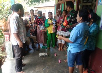  Babinsa Koramil 05/Kolang,  Aparatur Desa dan Tenaga Kesehatan Salurkan Makanan Tambahan