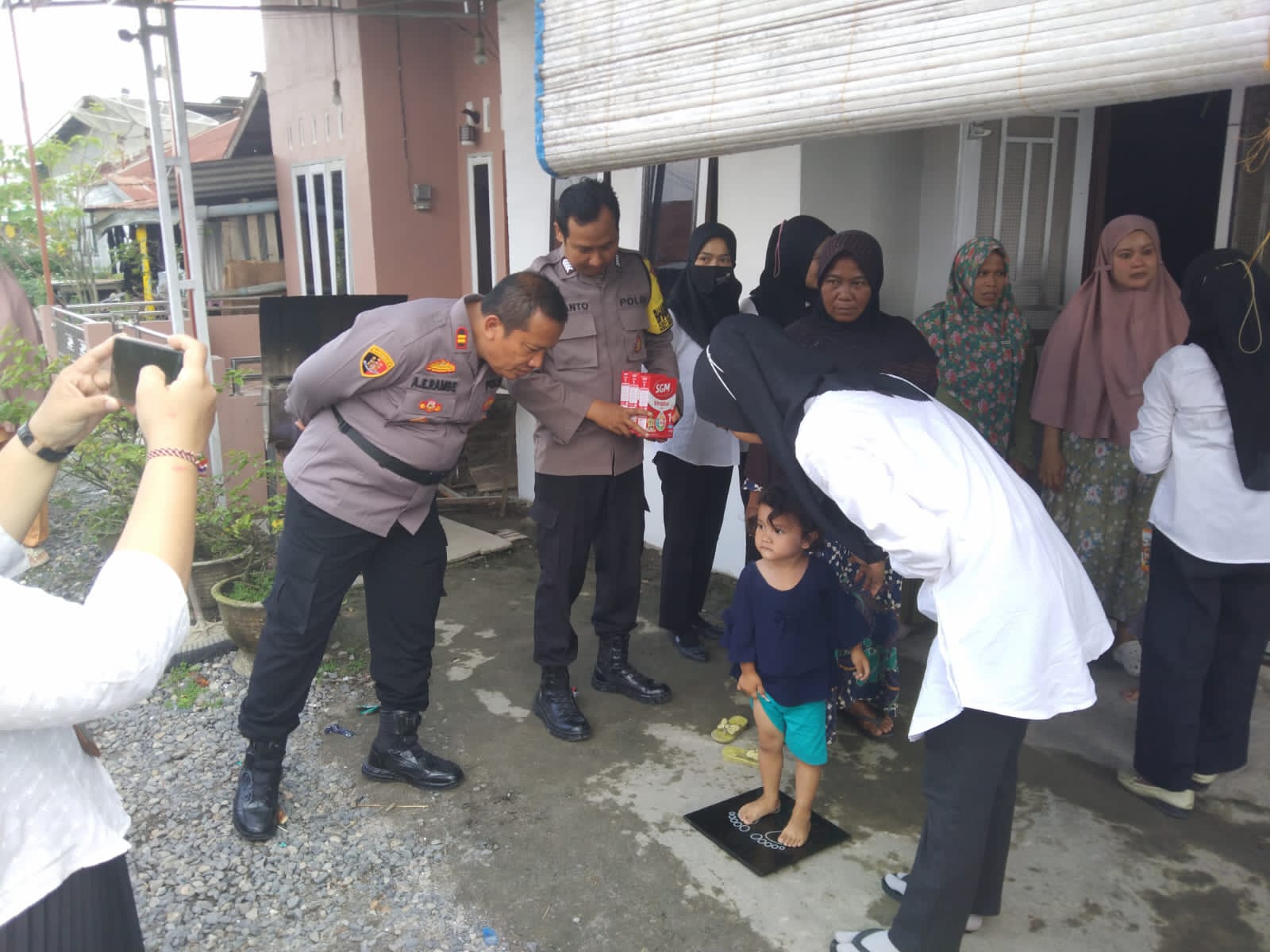 Peduli Anak Stunting, Polres Tanjungbalai Berikan Bantuan