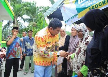(TASLABNEWS,/Richard Silaban) Bupati Labura, Hendriyanto Sitorus menyerahkan bantuan kepada guru mengaji dan bilal mayit serta lansia