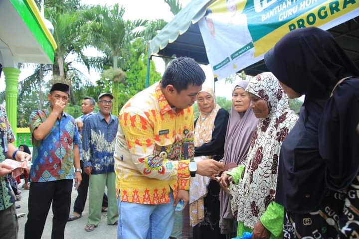 (TASLABNEWS,/Richard Silaban)Bupati Labura, Hendriyanto Sitorus menyerahkan bantuan kepada guru mengaji dan bilal mayit serta lansia