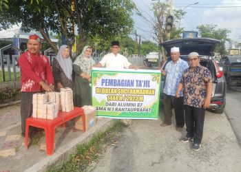 Alumni SMA Negeri 1 Rantauprapat angkatan 1987 saat membagikan takjil kepada masyarakat.