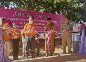 (TaslabNews/Dzulfadli Tambunan)  Didampingi General Manager Operations PTAR dan Kepala SMAN 1 Batangtoru, Kacabdis Pendidikan Wilayah XI Provsu H Sakti melakukan pengguntingan pita tanda resmikannya aula pertemuan SMAN 1 Batangtoru. 