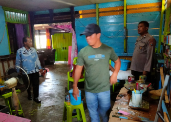  (Taslab News/Dzulfadli Tambunan)  Personil Polsek Pinangsori saat melakukan penggerebekan sebuah rumah di Lingkungan IV, Kelurahan Albion Prancis, Kamis (16/3/2023).