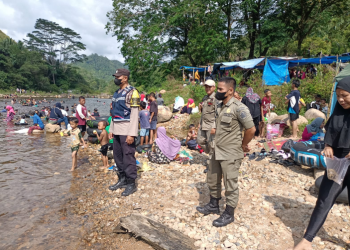  (Taslab News/Dzulfadli Tambunan)  Personel Polres Tapteng mengamankan pelaksanaan tradisi Balimo-limo.