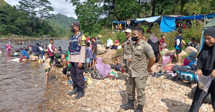  (Taslab News/Dzulfadli Tambunan)  Personel Polres Tapteng mengamankan pelaksanaan tradisi Balimo-limo.