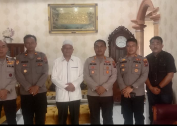   (Taslab News/Dzulfadli Tambunan)  Didampingi Waka Polres, Kabag Ops, Kasat Intelkam dan Kasat, AKBP Jimmy Samma menyambangi kediaman Ketua MUI Tapteng.