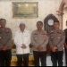   (Taslab News/Dzulfadli Tambunan)  Didampingi Waka Polres, Kabag Ops, Kasat Intelkam dan Kasat, AKBP Jimmy Samma menyambangi kediaman Ketua MUI Tapteng.