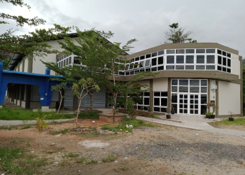 (Taslab News/Dzulfadli Tambunan)  Kondisi gedung jajanan modern yang terletak di Jalan Supratman Ujung, Kelurahan Simaremare yang sepertinya dibiarkan tak bertuan