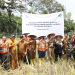 (Taslab News/Dzulfadli Tambunan) Community Development Manager PTAR bersama Dinas Pertanian Tapanuli Selatan dan kelompok tani binaan, melakukan panen perdana uji varietas Siporang.