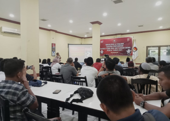 (Taslab News/Dzulfadli Tambunan)   Salmon Tambunan, Anggota KPU Kota Sibolga mempresentasikan alokasi kursi dihadapan para jurnalis, pengurus partai dan akademisi, di salah satu resto, Rabu (29/3/2023). 