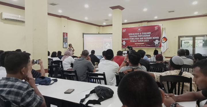 (Taslab News/Dzulfadli Tambunan)   Salmon Tambunan, Anggota KPU Kota Sibolga mempresentasikan alokasi kursi dihadapan para jurnalis, pengurus partai dan akademisi, di salah satu resto, Rabu (29/3/2023). 