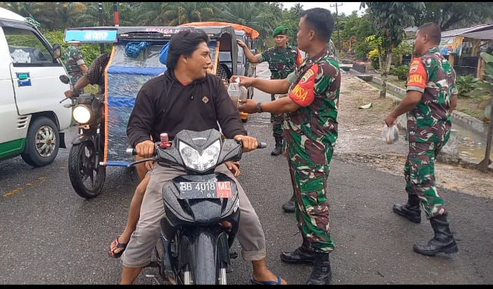 (TASLABNEWS/Rey Simorangkir) Plh Danramil 05/Kolang, Letda Inf Beringin Limbong pimpin kegiatan pembagian takjil ke Pengendara di depan Makoramil, Jalan Sibolga-Barus Kolang, Kabupaten Tapanuli Tengah. 