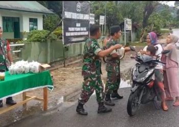 Danramil 05/Kolang Pimpin Babinsa & Persit KCK Bagikan Takjil Ke Pengendara