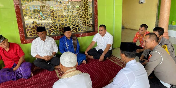 Kasat Intelkam Polres Labuhanbatu AKP Fadlun saat berada di tengah masyarakat.