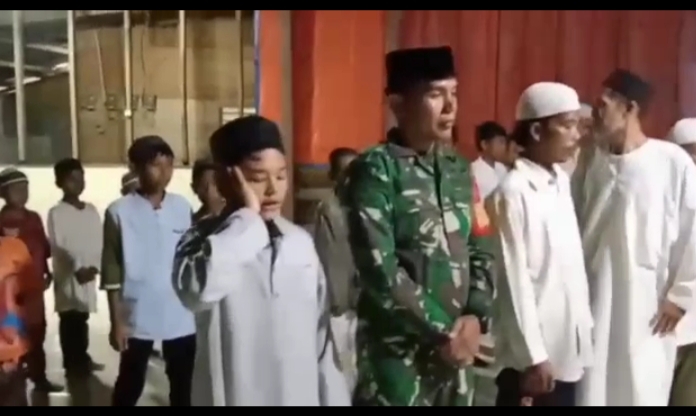 (TASLABNEWS/Rey Simorangkir)Plh Danramil 05/Kolang, Letda Inf Beringin Limbong bersama Ketua Ranting Persit KCK dan Babinsa serta Pengurus Pondok Pesantren Qur'anic School berbuka puasa bersama di Desa Tapian Nauli I, Kabupaten Tapteng. 