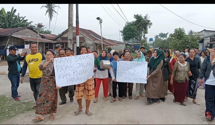 Jalan Tak Kunjung Diperbaiki Emak-emak di Desa Serdang Asahan Protes ke Bupati