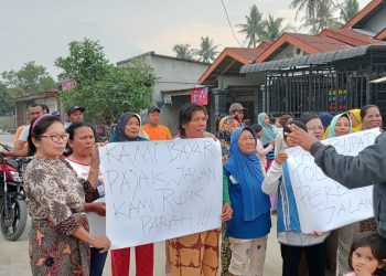 Jalan Tak Kunjung Diperbaiki Emak-emak di Desa Serdang Asahan Protes ke Bupati