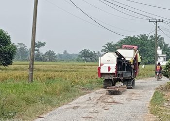 Lapor Pak, Mesin Pengambil Padi Rusak Jalan dan Irigasi