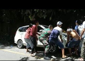 Babinsa dan Warga Bantu Evakuasi Mobil Calya yang Terperosok ke Parit