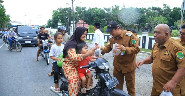 Bupati Labura, Hendriyanto Sitorus bagikan takjil ke warga pengguna jalan, Senin (3/4/2023) di Aek Kanopan.