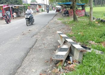 Sudah 2 Minggu Portal yang Rusak Ditabrak Dump Truck Tak Diperbaiki