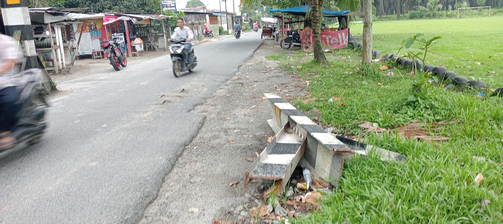 Sudah 2 Minggu Portal yang Rusak Ditabrak Dump Truck Tak Diperbaiki