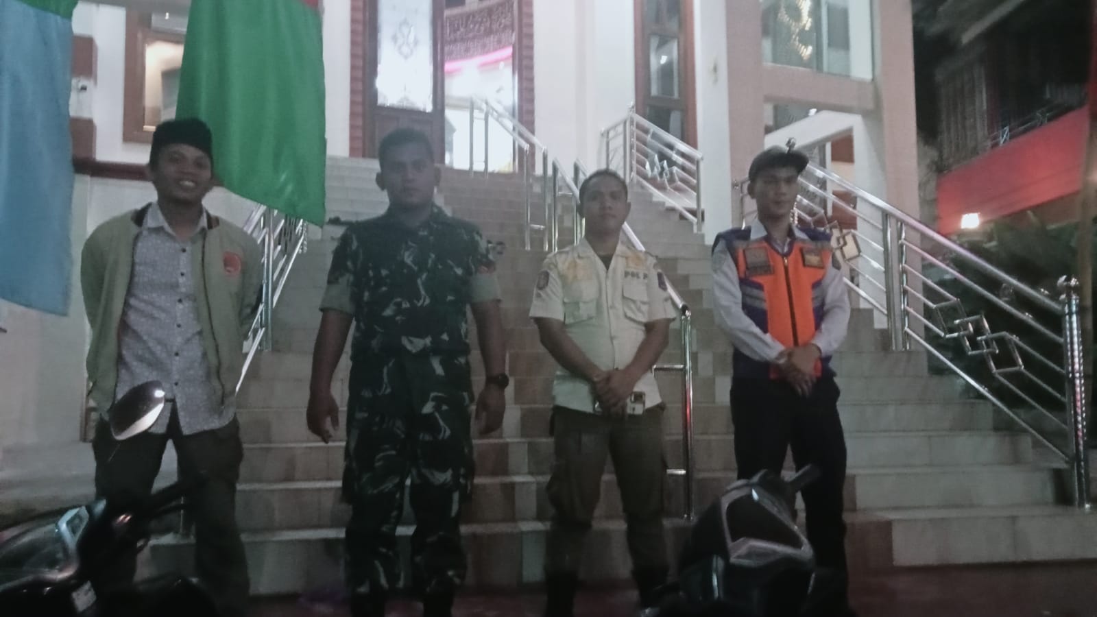 (Rey Simorangkir/TASLABNEWS)Babinsa Koramil 06/Kota, Kopda Sapran Pasaribu bersama Tim Gabungan melaksanakan Pengamanan di Mesjid Agung Kota Sibolga.