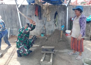 Babinsa Bantu Cetak Batako, Material Pembangunan Rumah Warga