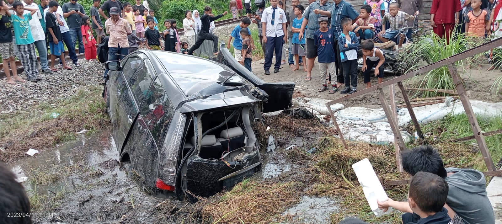 Mobil Mitsubishi Ditabrak Kereta Api di Tanjungbalai
