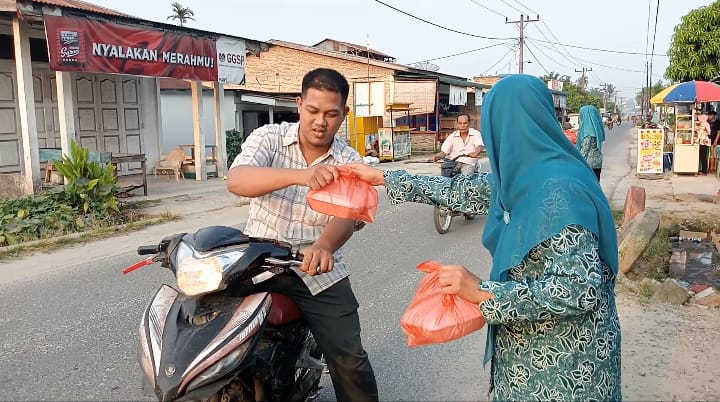 TP PKK Desa Hessa Air Genting Asahan Bagi-bagi Takjil 