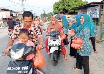 TP PKK Desa Hessa Air Genting Asahan Bagi-bagi Takjil 