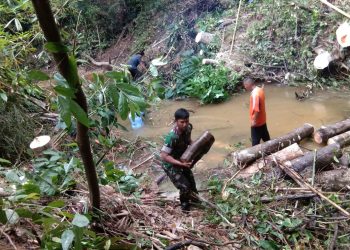 TNI & Warga Bahu Membahu Bersihkan Sungai Unte Mungkur IV Kolang