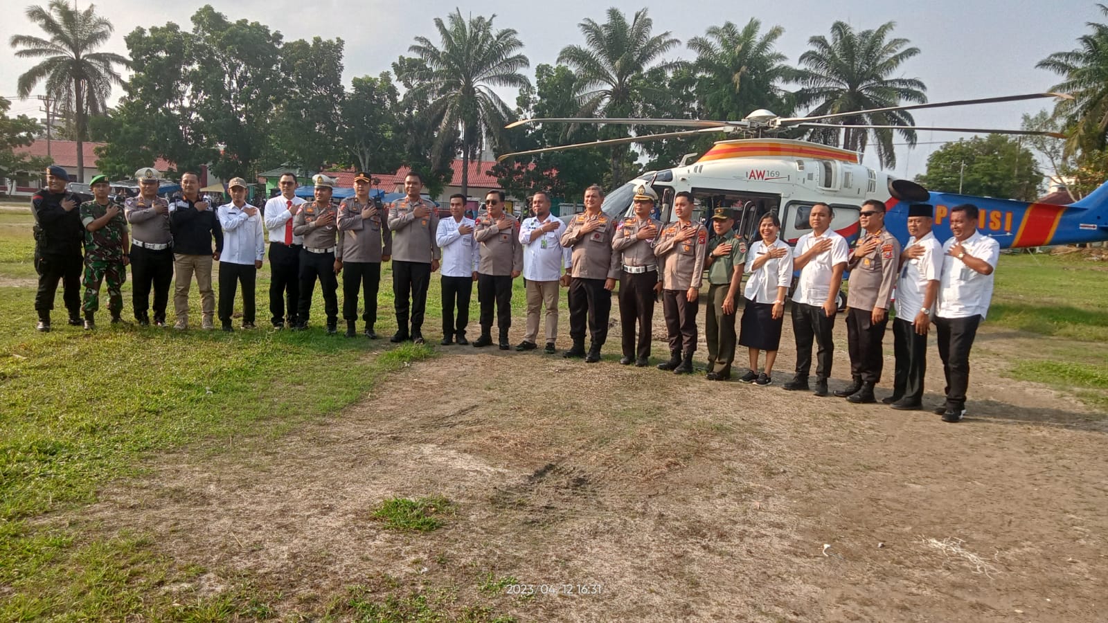 (Richard Silaban/TASLABNEWS)Kapoldasu, Irjen Pol Drs RZ Panca Putra Simanjuntak foto bersama sebelum meninggalkan Labuhanbatu Utara dengan helikopter.