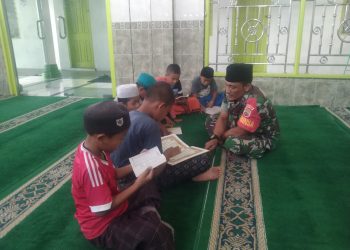 Momentum Bulan Ramadhan, Babinsa Giatkan Anak-Anak Membaca Al-Qur’an