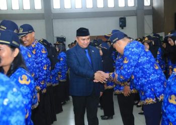 (Richard Silaban/TASLABNEWS) Bupati Labuhanbatu Utara, Hendriyanto Sitorus mengucapkan selamat kepada PNS yang diambil sumpah/janji pengangkatan PNS. 