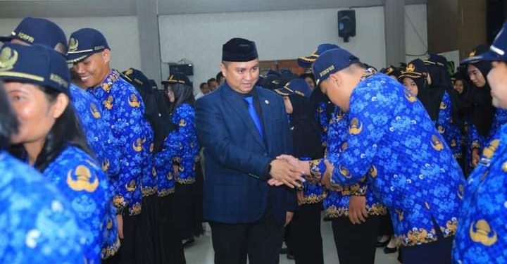 (Richard Silaban/TASLABNEWS) Bupati Labuhanbatu Utara, Hendriyanto Sitorus mengucapkan selamat kepada PNS yang diambil sumpah/janji pengangkatan PNS. 