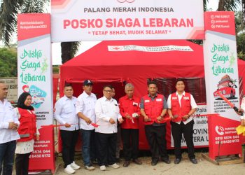 Sekretaris PMI Sumut Drs. Edi Siswanto M.Si didampingi Ketua PMI Labuhanbatu Muhammad Rusli SH, MS, Ketua PMI Labura Drs. Syofyan Yusma M.Si, Ketua PMI Labusel Ferry Andhika Dalimunthe, ST beserta pengurus lainnya, ketika peresmian Posko Mudik Lebaran.