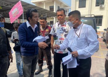 Minta Tangkap dan Tutup SPBU Aek Loba, Pendemo Panjat Gerbang Kejari Asahan