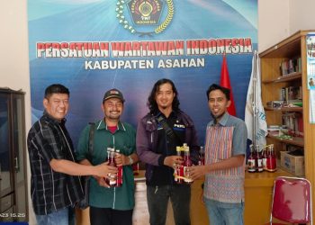 PWI Asahan Bagi Markisa  ke Wartawan