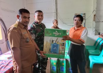 Babinsa Dampingi Pembagian BLT, Insentif Kader posyandu & Hand Sprayer di Desa Rampa