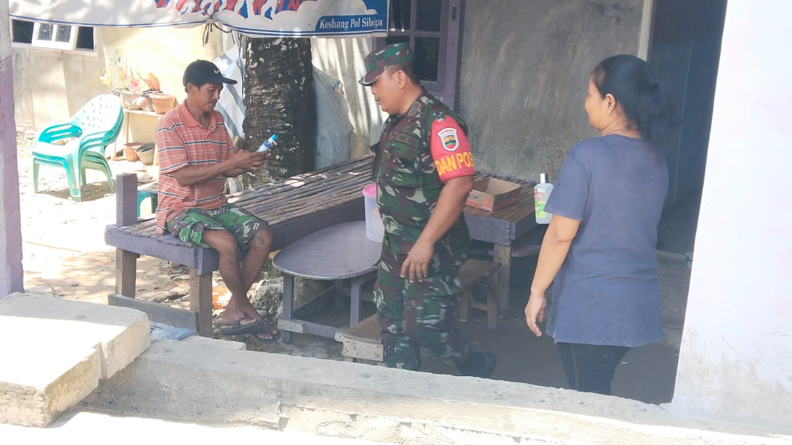 (Rey Simorangkir/TASLABNEWS)Babinsa Koramil 06/Kota, Peltu Muliono Larosa melaksanakan Pengamanan dan pemantauan di Pelabuhan ASDP Sibolga, Jumat (21/04/2023). 
