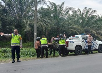 Pantau Arus Balik, Kapolres Asahan Bantu Warga Yang Kenderaanya Rusak