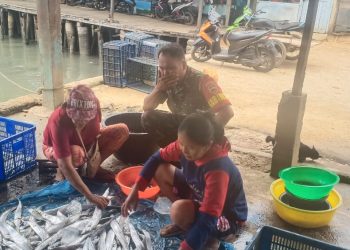 Babinsa Pantau Hasil Tangkapan Nelayan