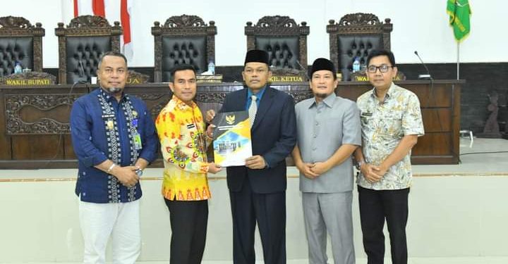 (Richard Silaban/TASLABNEWS) Wabup Labura, H. Samsul Tanjung menerima rekomendasi DPRD terhadap laporan keterangan pertanggungjawaban bupati. 