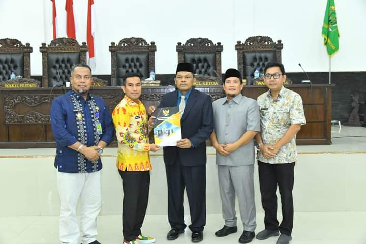 (Richard Silaban/TASLABNEWS)Wabup Labura, H. Samsul Tanjung menerima rekomendasi DPRD terhadap laporan keterangan pertanggungjawaban bupati. 