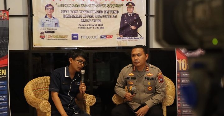 (Taslab News/Dzulfadli Tambunan) Melalui program radio talkshow, Kapolres Tapteng ajak masyarakat berperan aktif memberantas penyalahgunaan narkoba.