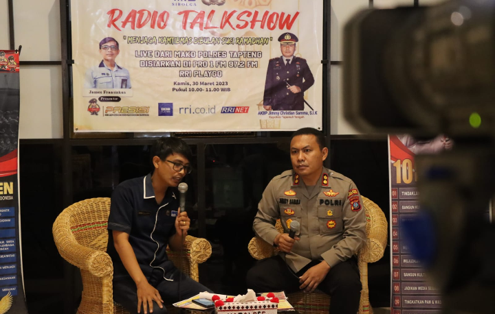(Taslab News/Dzulfadli Tambunan) Melalui program radio talkshow, Kapolres Tapteng ajak masyarakat berperan aktif memberantas penyalahgunaan narkoba.